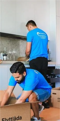 En flyttgubbe som håller i en låda