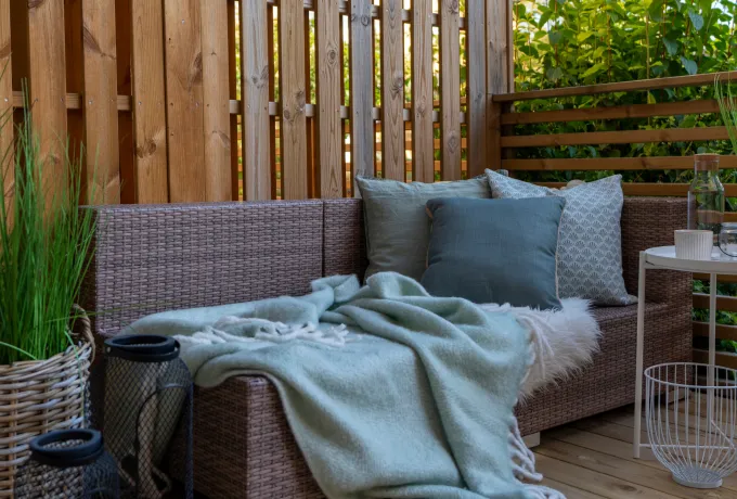 Rengör och behandla utemöbler