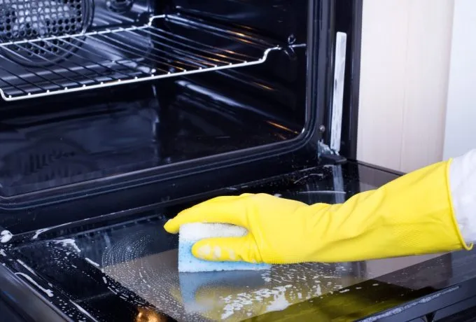 Rengöra ugnen snabbt och enkelt – Tips för effektiv ugnrengöring